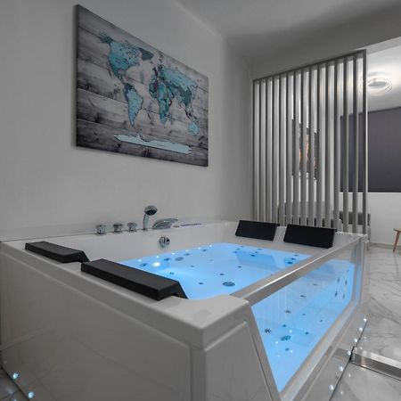 Premium Jacuzzi Suite At The City Center, By Aqua Platinum 테살로니키 외부 사진