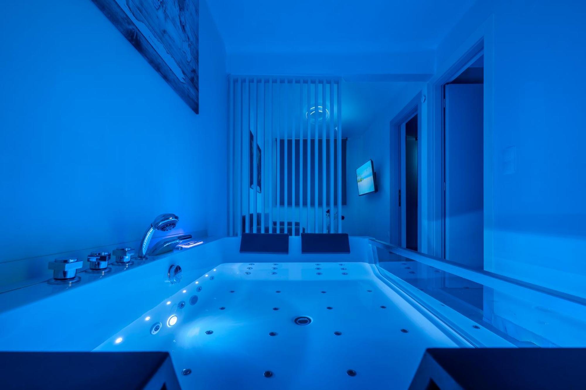 Premium Jacuzzi Suite At The City Center, By Aqua Platinum 테살로니키 외부 사진